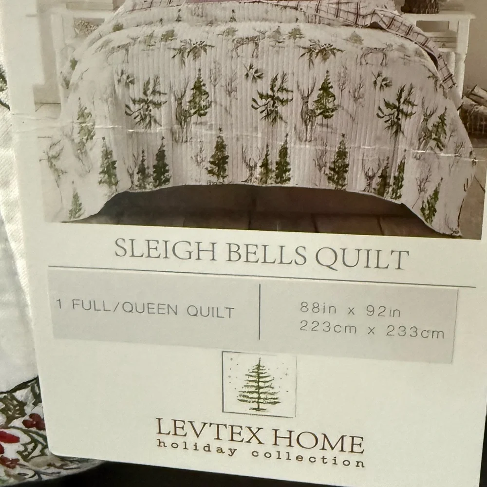 Levtex White & Green Holiday Quilted Throw - Pine & Holly Motif
